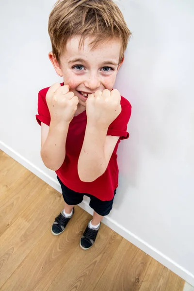 Feliz chico mostrando su defensa con amenazantes puños protegiendo la cara — Foto de Stock