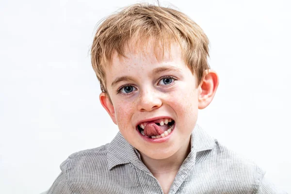 Criança sorridente com sardas sendo incomodado por seu dente desaparecido — Fotografia de Stock