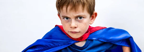 Asustado frunciendo el ceño niño superhéroe escapando de matón, copia espacio fondo blanco — Foto de Stock