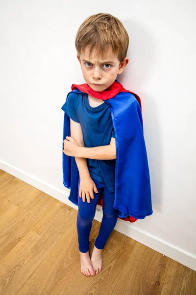 Dor triste super-herói criança sentindo denegrido, frustrado, assustado pela paternidade — Fotografia de Stock