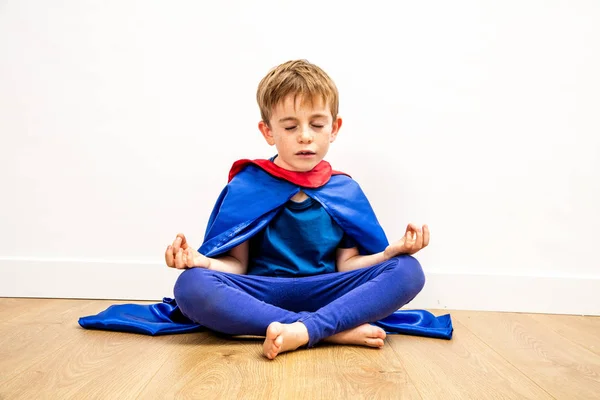 Ruhiges Superheldenkind atmet mit Zen-Yoga, Achtsamkeit für Stärke — Stockfoto