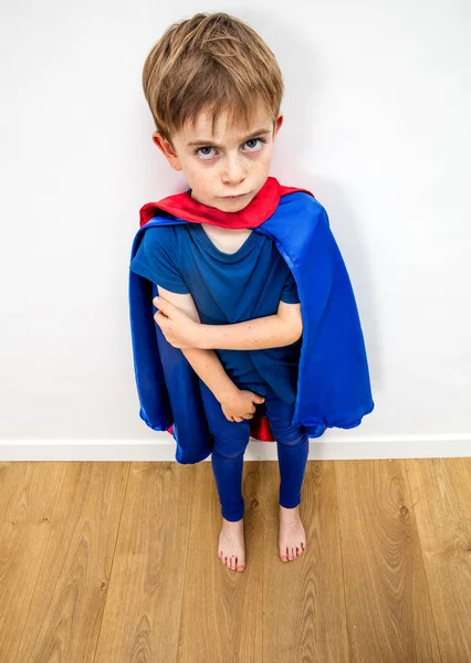 Smutny mały superbohater chłopiec czuje się oczerniony przez rodzicielstwo i edukację — Zdjęcie stockowe