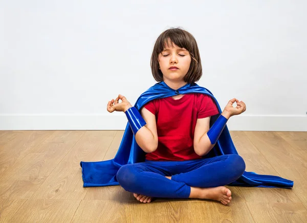 Entspanntes Superheldenkind entspannt sich mit Yoga, Achtsamkeit, Meditation, nackten Füßen — Stockfoto