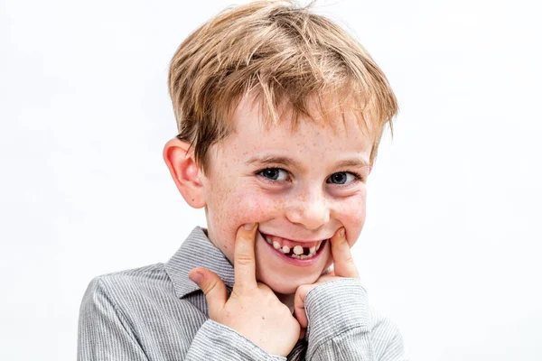 Menino adorável brincando com um falso sorriso sem dentes, retrato isolado — Fotografia de Stock