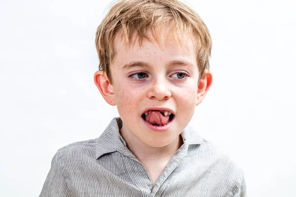 Menino brincalhão pensando e sendo incomodado por dente desaparecido — Fotografia de Stock