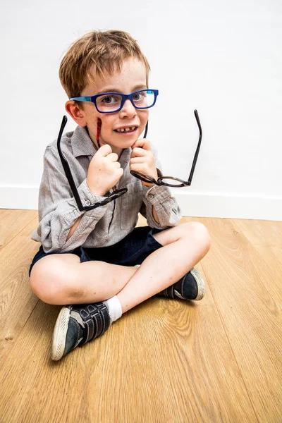 Infante feliz con gafas que recogen unos para el buen cuidado de los ojos — Foto de Stock