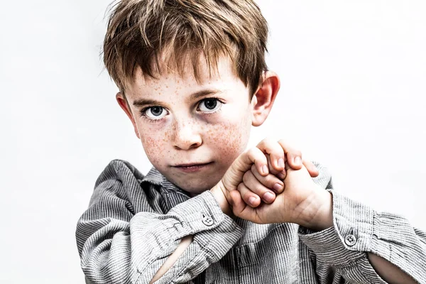 Kontrasteffektportrett, vakkert besluttsomt barn med fregner som mobbet – stockfoto