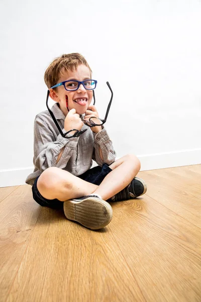 Infante feliz con gafas que sobresalen de la lengua, recogiendo el cuidado de los ojos — Foto de Stock