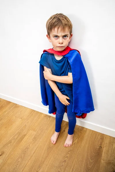 Loco pequeño superhéroe niño conflictado por los padres para la violencia doméstica — Foto de Stock