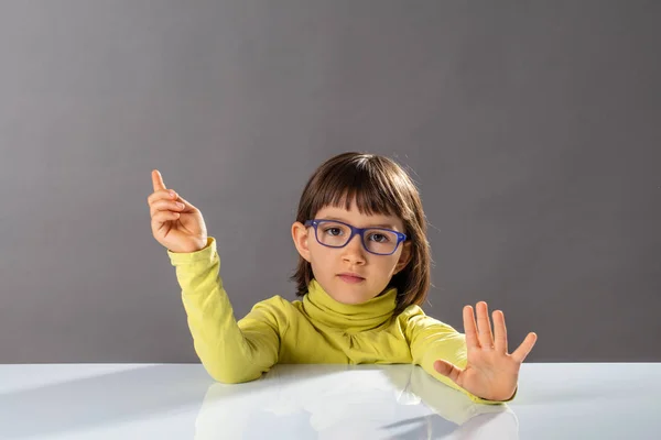 Brincalhão adorável menina dizendo parar com a mão para respeito — Fotografia de Stock