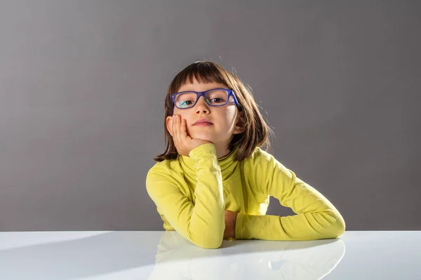 Mosolygós okos lány tartja a fejét élvezi gondolkodás, néz imádnivaló — Stock Fotó