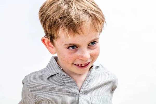 Retrato, hermoso sonriente pelo rojo chico con pecas buscando lindo — Foto de Stock