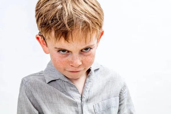 Ondeugende pestkop die wraak, vergelding of gedragsproblemen uitspreekt, geïsoleerd — Stockfoto