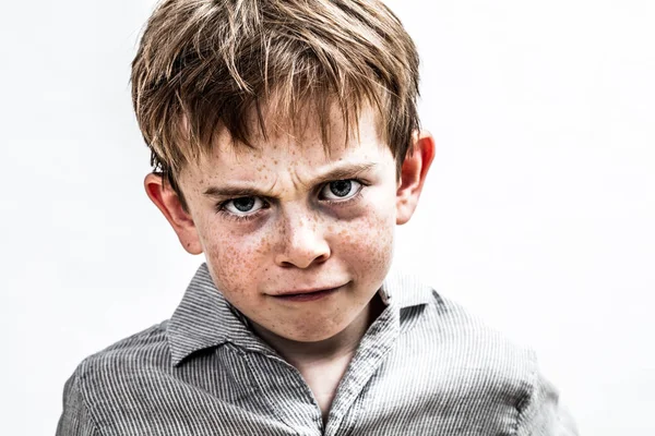 Портрет мятежного сумасшедшего мальчика, выражающего гнев, печаль, разочарование — стоковое фото