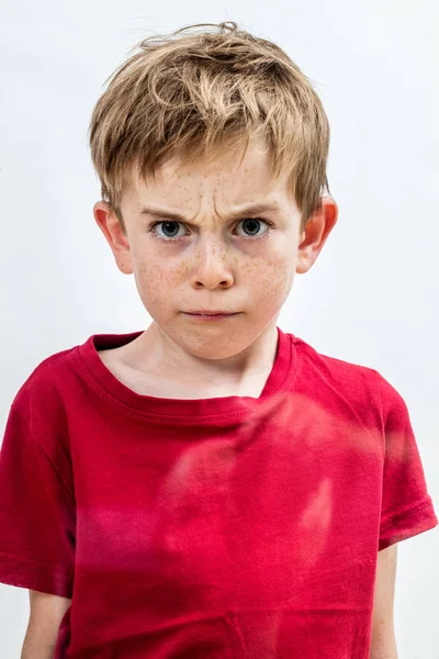 Asombrado niño indignado frunciendo el ceño por el peligro, el miedo o la violencia doméstica —  Fotos de Stock