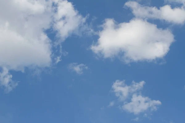 Awan Putih Bersih Atas Pesawat Cerah Biru Bebas Untuk Bentuk — Stok Foto