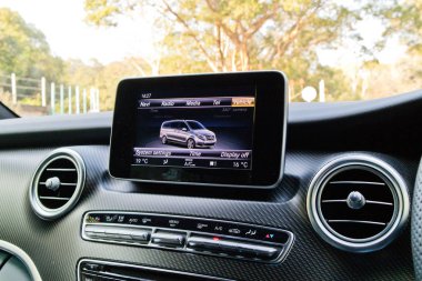 Hong Kong, Çin 12 Şubat 2018: Mercedes-Benz V-sınıf 2018 kontrol paneli ekran Şubat 12 2018 yılında Hong Kong.