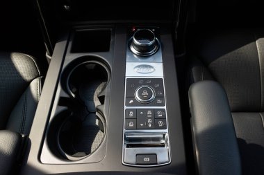 Hong Kong, Çin 1 Ağustos 2018: Landrover keşif 2018 kapalı yol paneli 1 Ağustos 2018 Hong Kong.