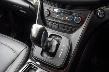 Hong Kong, Çin 25 Aralık 2018: Ford Kuga 2018 dişli kutusu Aralık 25 2018 yılında Hong Kong.