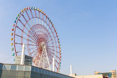 Odaiba rengarenk Palette Kasabası Dönme dolabı. Adı Daikanransha. Tokyo 'nun orta kesiminden görülebiliyor. Yolcular Tokyo Kulesi, çift katlı Gökkuşağı Köprüsü ve Haneda Havaalanı 'nın yanı sıra Tokyo Duri' nin merkezini görebilirler.
