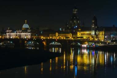 Eski Şehir Dresden gece görünümünü su bir görünümünü ve şehir gibi kiliseler, kule ve binalar yansımasıdır. Elbe Nehri. Almanya. Saksonya.