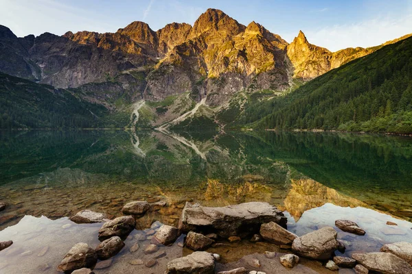 壮观的风景 岩石高耸 山峰明亮 莫尔斯基奥科 中的石头 黎明时分的倒影 概念的觉醒和与自然的和谐 Tatra国家公园 — 图库照片