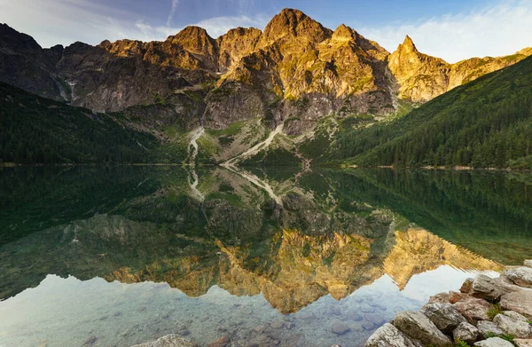 壮观的风景 岩石高耸 山峰明亮 莫尔斯基奥科 中的石头 黎明时分的倒影 概念的觉醒和与自然的和谐 Tatra国家公园 — 图库照片