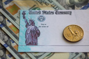 COVID-19 'un sebep olduğu mali kriz yüzünden her Amerikan vatandaşına finansal teşvik ödemesi. Amerikan doları banknotu. 100 dolarlık banknot. 1 dolarlık para. Soyut arkaplan. 