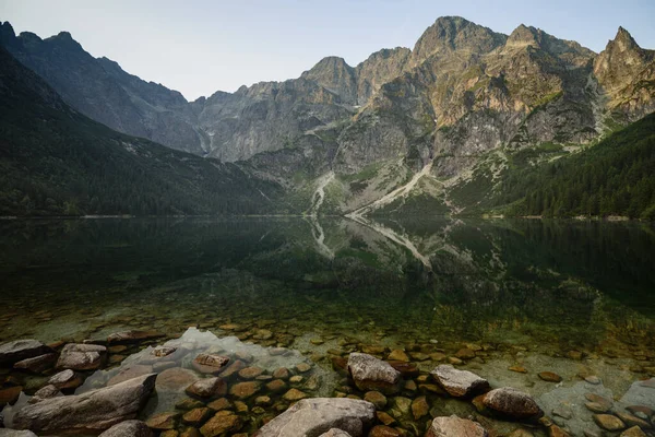 壮观的风景 岩石高耸 山峰明亮 莫尔斯基奥科 中的石头 黎明时分的倒影 概念的觉醒和与自然的和谐 Tatra国家公园 — 图库照片