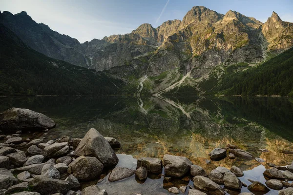 Paesaggio Incredibile Con Alte Rocce Cime Illuminate Pietre Nel Lago — Foto Stock