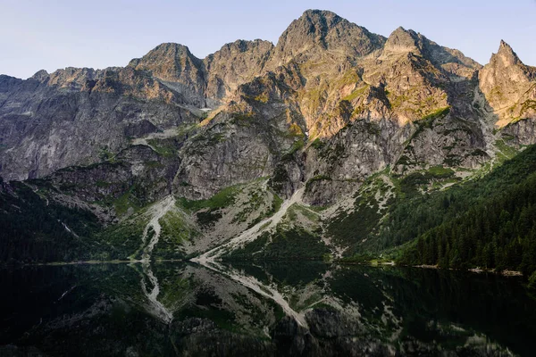 Paesaggio Incredibile Con Alte Rocce Cime Illuminate Pietre Nel Lago — Foto Stock