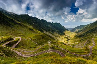 Avrupa 'nın en güzel yolu olan Transfagarasan dağ yolunun (Transfagarash) panoramik manzarası. Transilvanya. Romanya. Sırt Fagaraları.