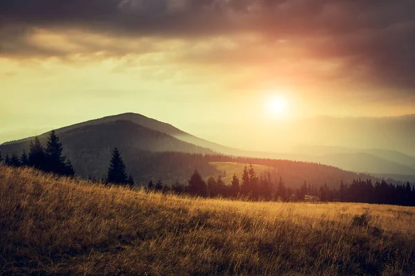 Ландшафт Горах Восходе Солнца Дымкой Облачным Небом Вид Великолепный Природный — стоковое фото