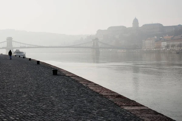 Den Dimmiga Morgonen Gamla Stan Budapest Ensam Man Som Går — Stockfoto