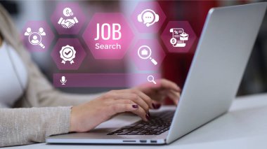 İş arama kavramında görsel ekranı olan bir genç.