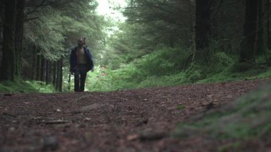 Yavaş çekimde orman yürüyüşünün huzur dolu özünü hissedin. Her adımda yemyeşil yeşillikleri keşfedin ve doğanın fısıltıları çevreyi sarsın..