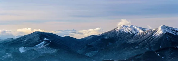 晨光中的遥远的山峰 蓝色的山脉覆盖着树木 乌克兰喀尔巴阡山脉 — 图库照片