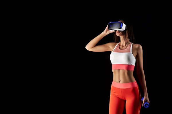 Chica la morena se dedica a la aptitud en gafas de realidad virtual Imagen de archivo