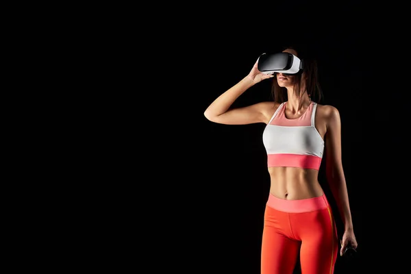 Chica la morena se dedica a la aptitud en gafas de realidad virtual Fotos de stock