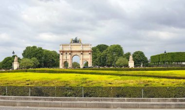 Paris, Fransa 'da bulunan Arc de Triomphe du Atlıkarınca gösterişli neoklasik mimarisini sergiliyor. Kemer, üzerinde yaldızlı atlar olan bir at arabası da dahil olmak üzere heykellerle süslenmiş. Etrafı manikürlü bahçelerle çevrili. 