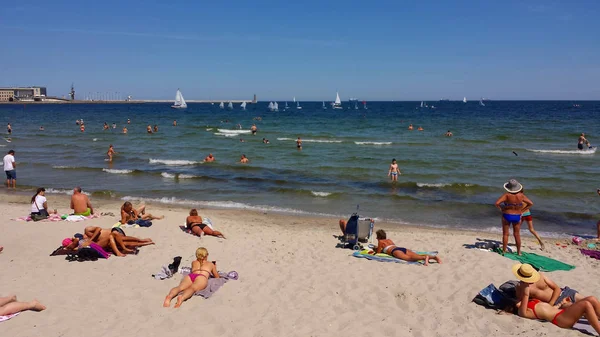 폴란드 그디니아 2018년 10일 해변에서 일광욕을 바다에서 목욕을 사람들 — 스톡 사진