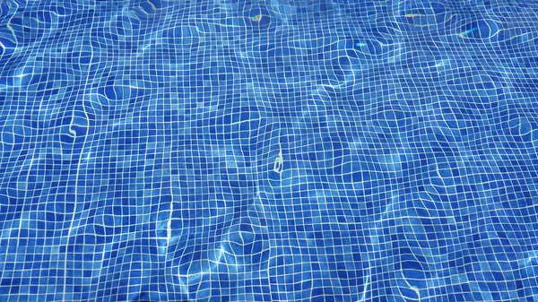 Soyut bir dalga, arka plan ile yüzme havuzunda mavi su.
