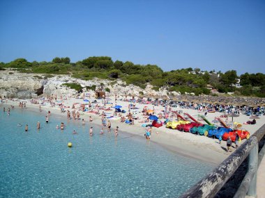 Mallorca (Mayorka), İspanya - 23 Haziran 2018: Cala Domingos Sahili 'ndeki insanlar, Calas de Mallorca.