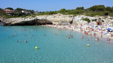 Mallorca (Mayorka), İspanya - 23 Haziran 2018: Cala Domingos Sahili 'ndeki insanlar, Calas de Mallorca.