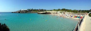 Mallorca (Mallorca), İspanya - 23 Haziran 2018: Cala Domingos plajda, Calas de Mallorca su insanlar. Geniş ekran.