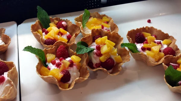 Tigelas Wafer Com Chantilly Frutas Prato Branco — Fotografia de Stock