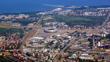 Gdansk Stadyumu ve alan bir uçağın, Polonya pencereden görünümü.