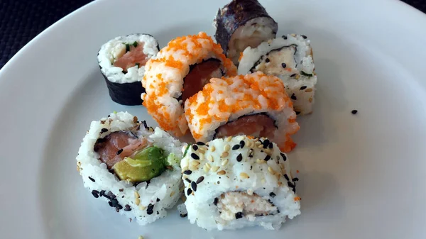 Sete Pedaços Sushi Fresco Colorido Prato Branco — Fotografia de Stock