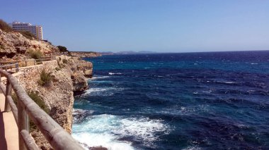 Mayorka kayalık sahil (Mallorca) ve güzel mavi renk deniz, İspanya