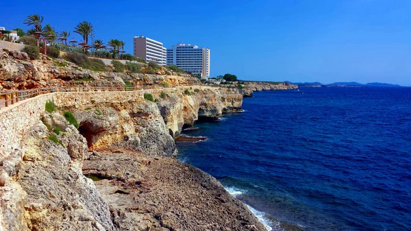 马略卡岛 马略卡岛 的岩石海岸和美丽的蓝色海 西班牙 — 图库照片